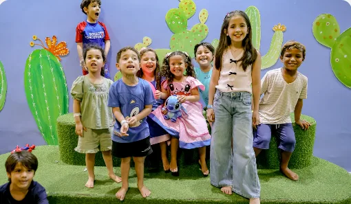 Crianças brincando na recreação da Galeria DayPlay