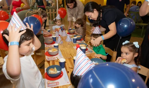 Mesa de aniversário servida na Galeria DayPlay
